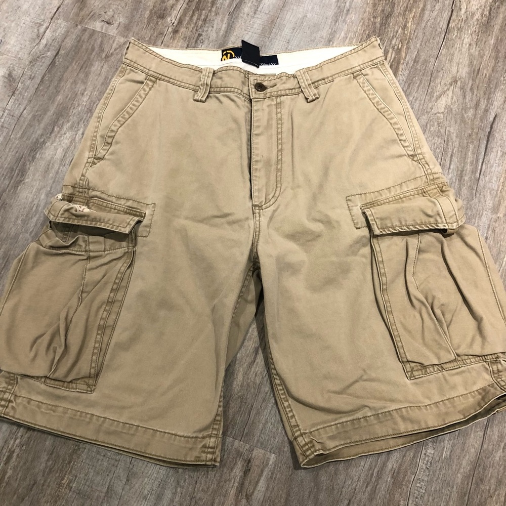 Nautica Jeans Company Tan Cargo Shorts Size 32. Non Smoking Household.